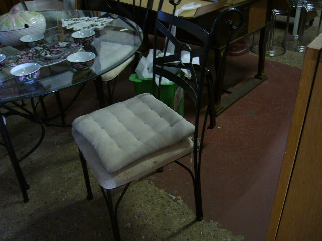 
                                                Meuble
                                                 Table verre et fer forgé et 4 chaises, promotion