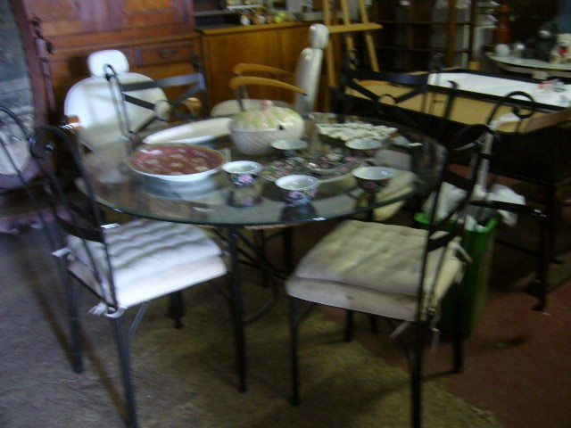 
                                                Meuble
                                                 Table verre et fer forgé et 4 chaises, promotion