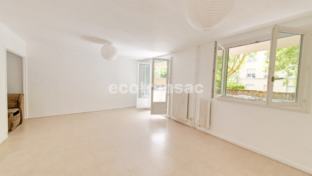 
                                                Vente
                                                 TASSIN-LA-DEMI-LUNE – 56 m²  T3 avec balcons - rez de chaussée surélevé - cave - Entièrement rénové - Emplacement stratégique