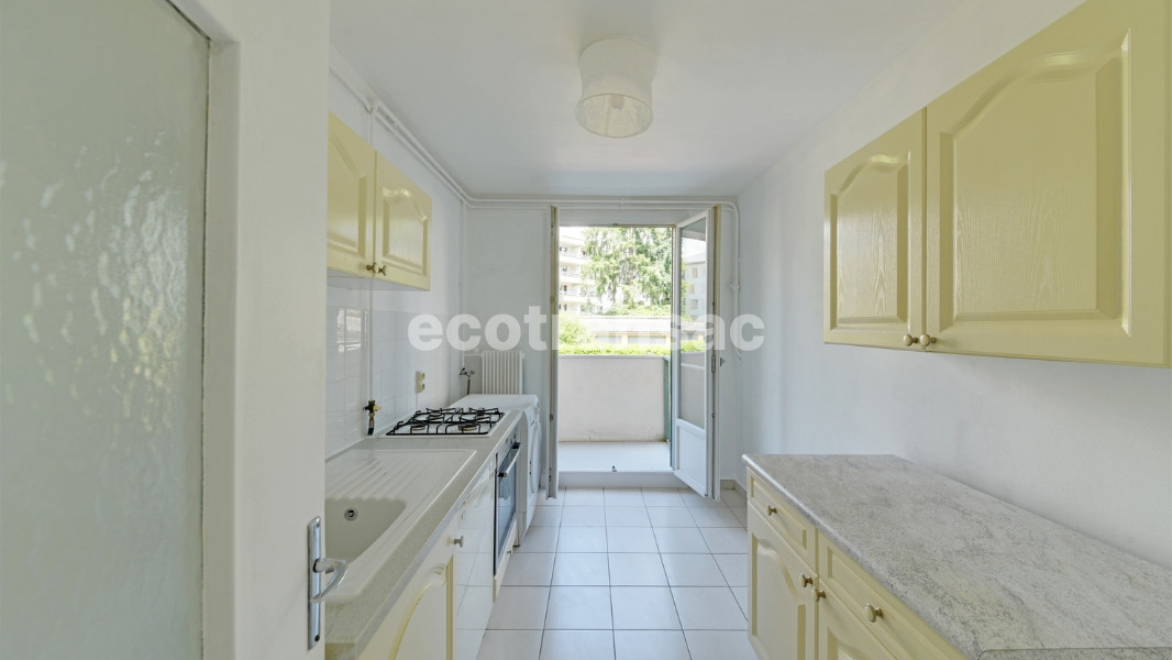 
                                                Vente
                                                 TASSIN-LA-DEMI-LUNE – 56 m²  T3 avec balcons - rez de chaussée surélevé - cave - Entièrement rénové - Emplacement stratégique