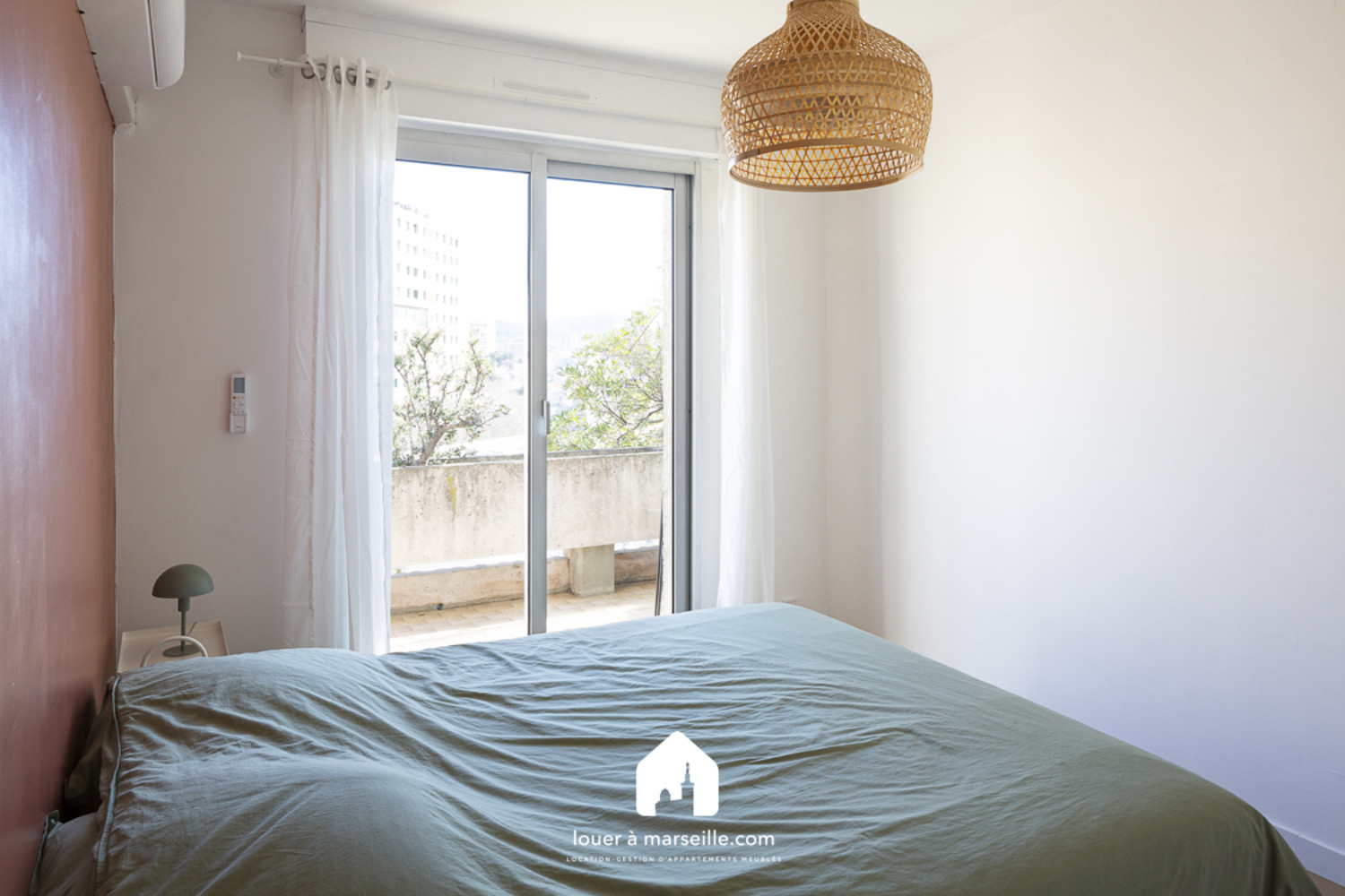 
                                                Location
                                                 TERRASSE ST GINIEZ  T2 meublé de 48 m²