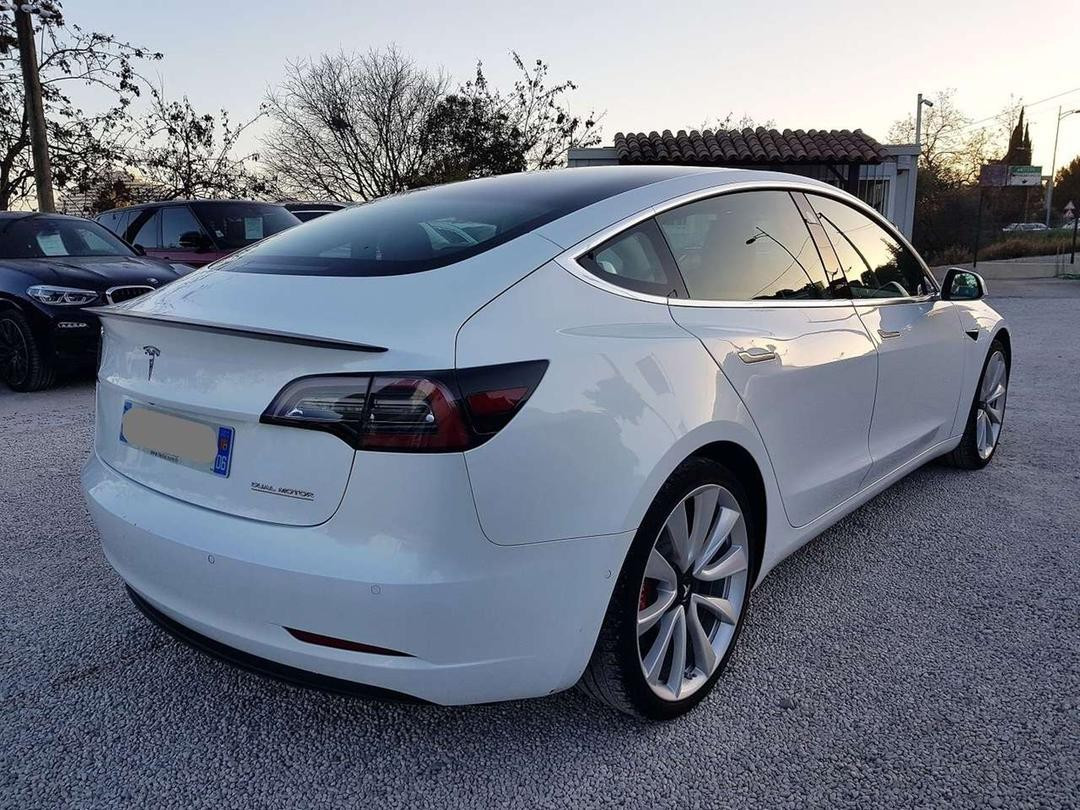 
                                                Voiture
                                                 Tesla Model 3 · Sedan