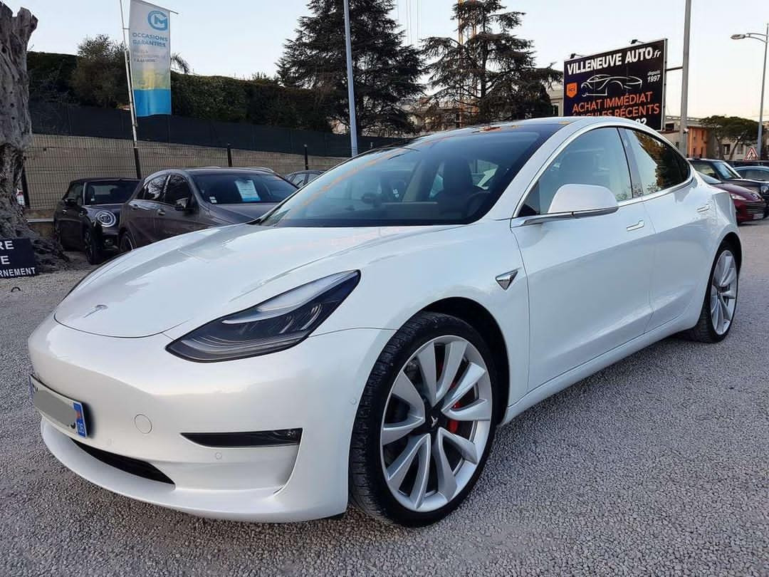 
                                                Voiture
                                                 Tesla Model 3 · Sedan