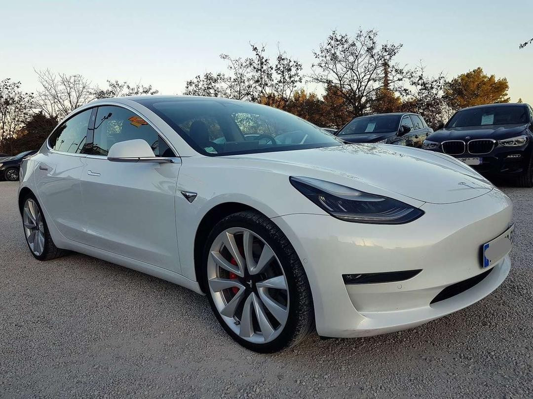 
                                                Voiture
                                                 Tesla Model 3 · Sedan