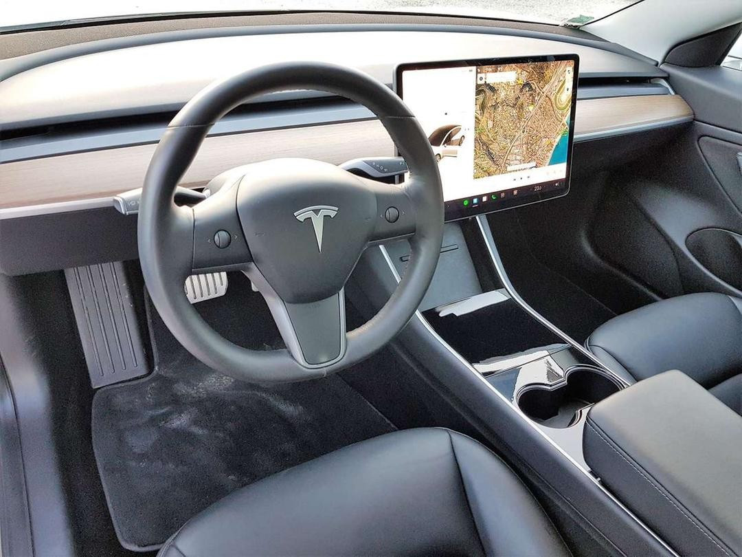 
                                                Voiture
                                                 Tesla Model 3 · Sedan