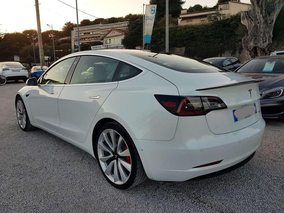 
                                                Voiture
                                                 Tesla Model 3 · Sedan