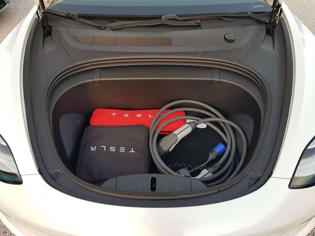 
                                                Voiture
                                                 Tesla Model 3 · Sedan