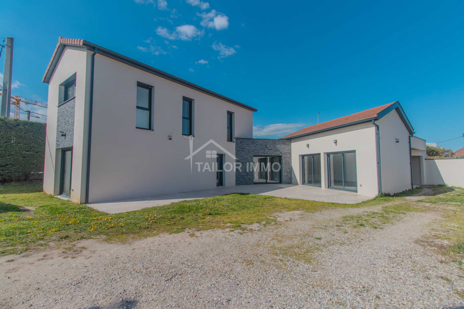 
                                                Location
                                                 titre image