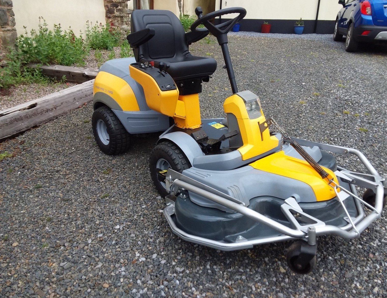 
                                                Jardinage
                                                 TONDEUSE AUTOPORTÉE STIGA PARK 4x4 de 125 cm
