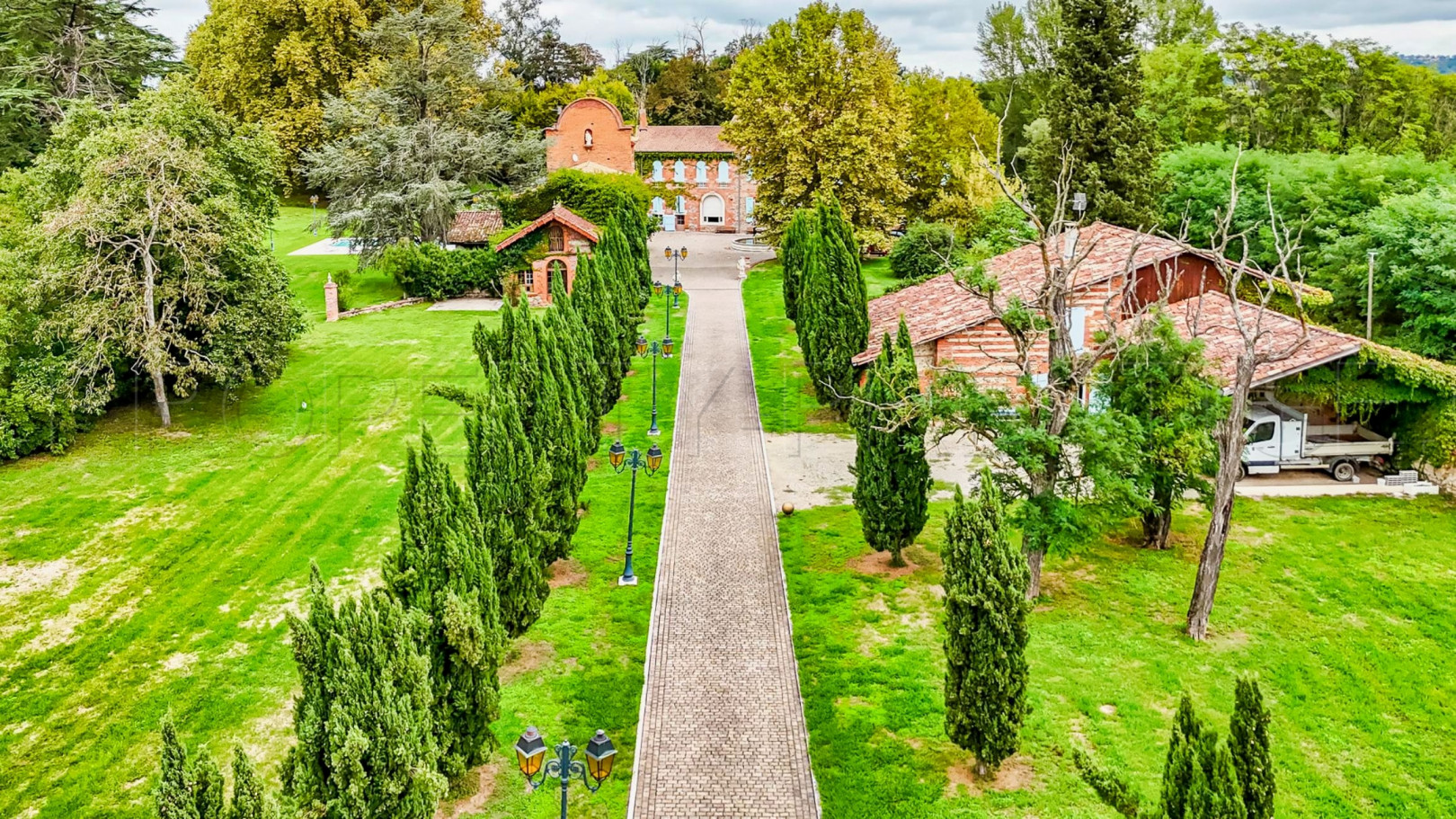
                                                Vente
                                                 TOULOUSE CHATEAU XVIIIème 6 HA LAC