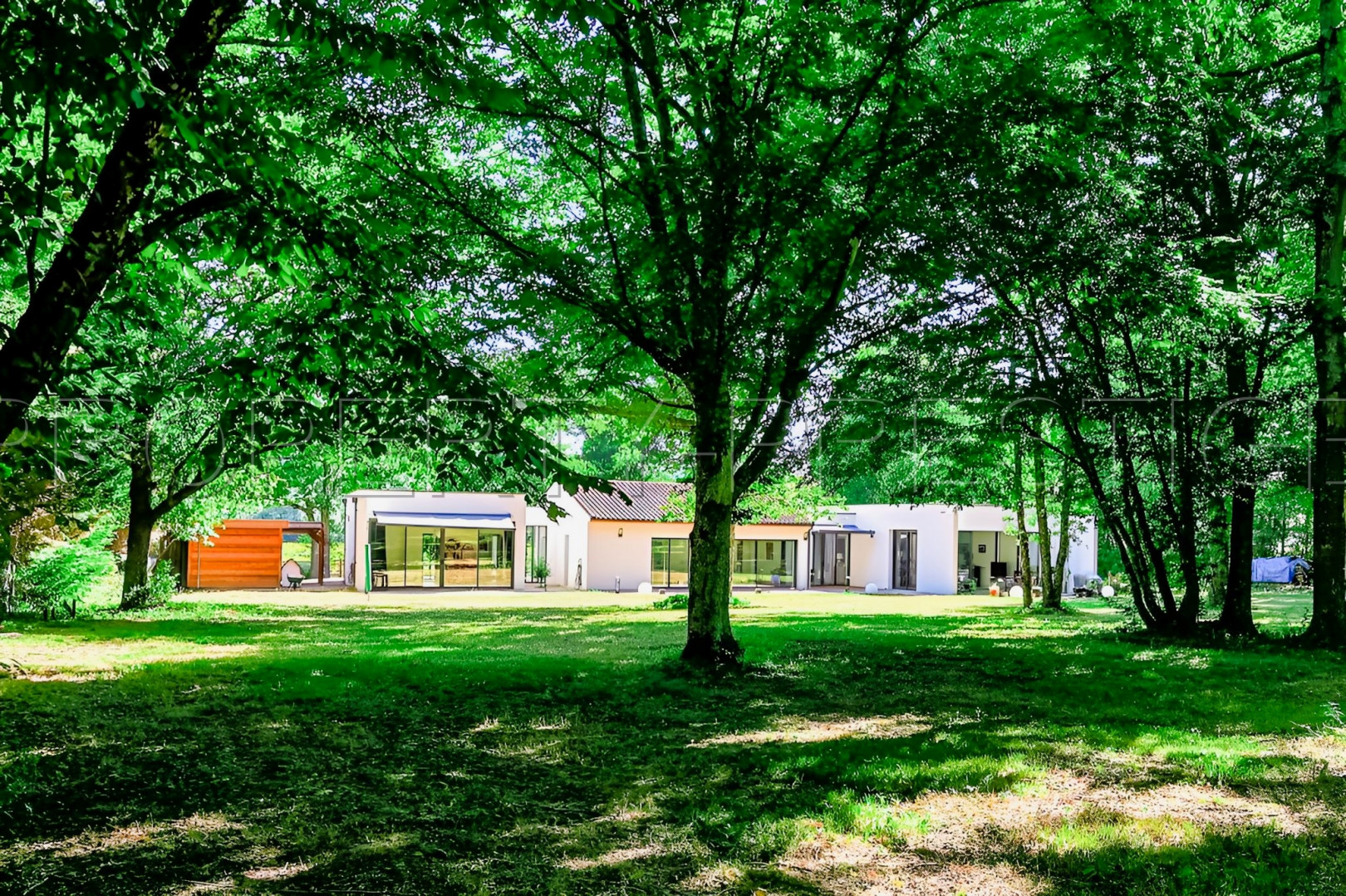 
                                                Vente
                                                 TOULOUSE MAISON ARCHITECTE 200 M² 1,2 HA