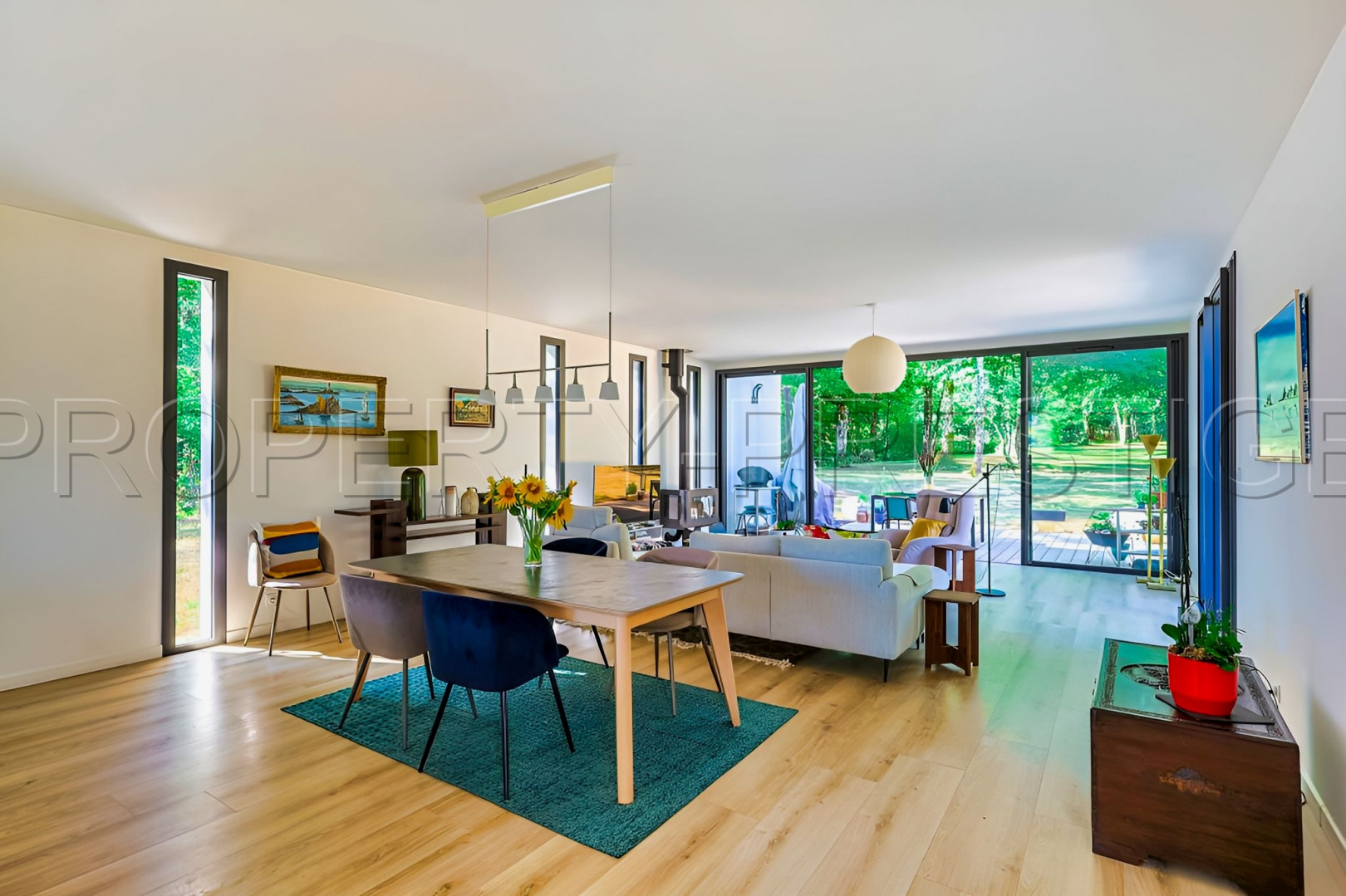 
                                                Vente
                                                 TOULOUSE MAISON ARCHITECTE 200 M² 1,2 HA