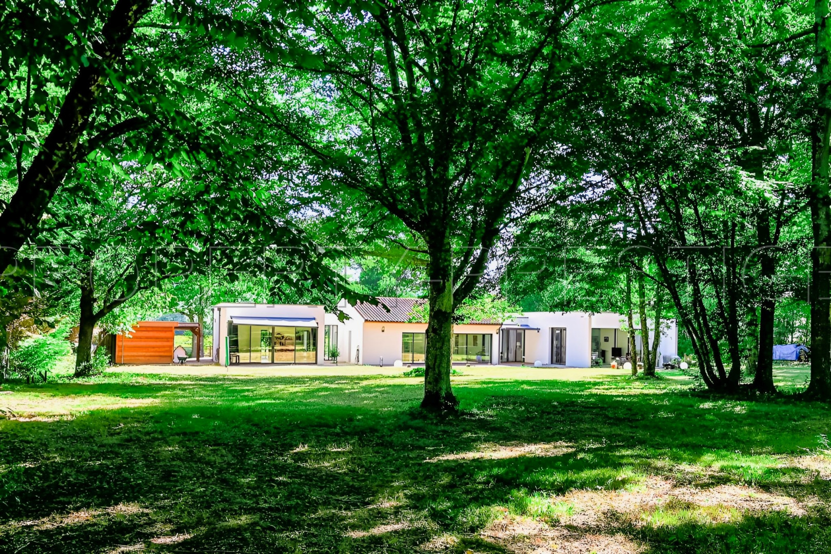 
                                                Vente
                                                 TOULOUSE MAISON ARCHITECTE 200 M² 1,2 HA
