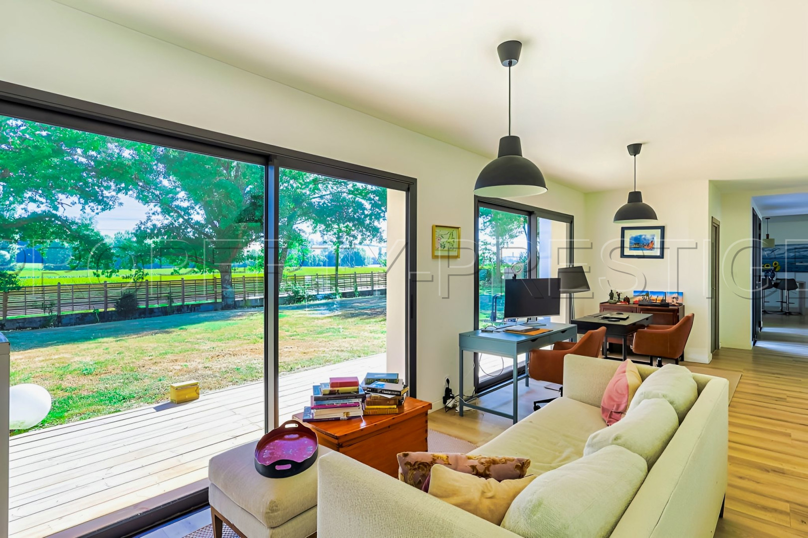 
                                                Vente
                                                 TOULOUSE MAISON ARCHITECTE 200 M² 1,2 HA