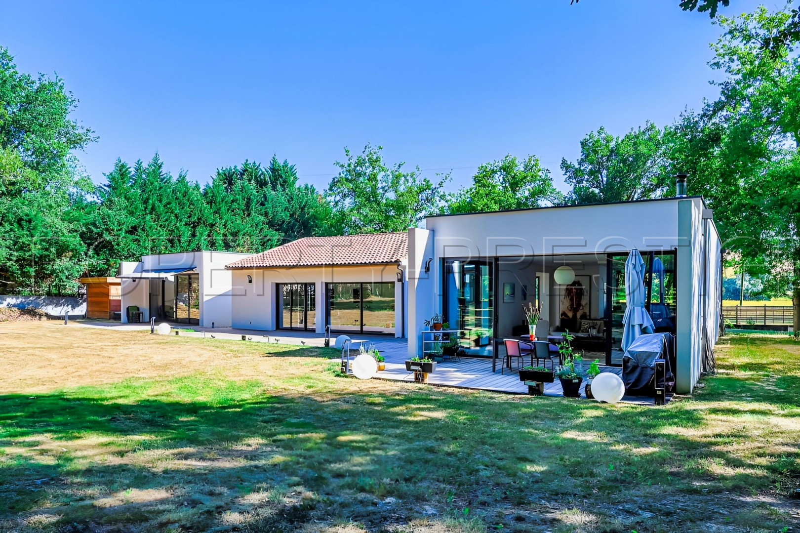 
                                                Vente
                                                 TOULOUSE MAISON ARCHITECTE 200 M² 1,2 HA