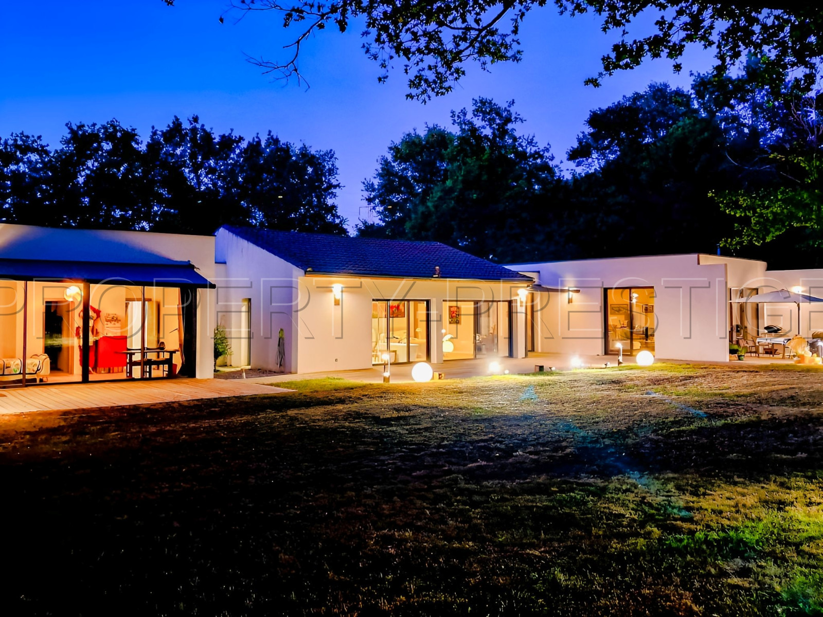 
                                                Vente
                                                 TOULOUSE MAISON ARCHITECTE 200 M² 1,2 HA