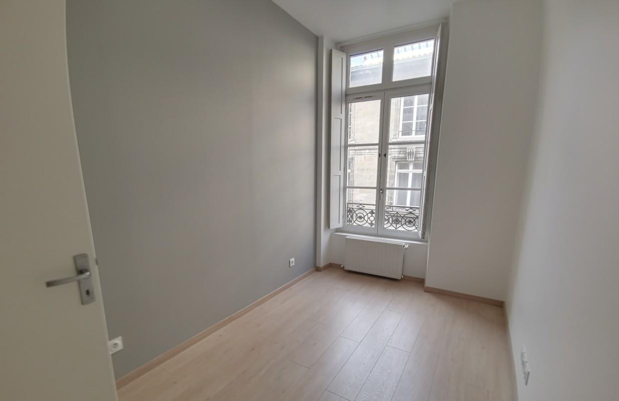 
                                                Location
                                                 TOURNY : Balcon et 2 places de Parking