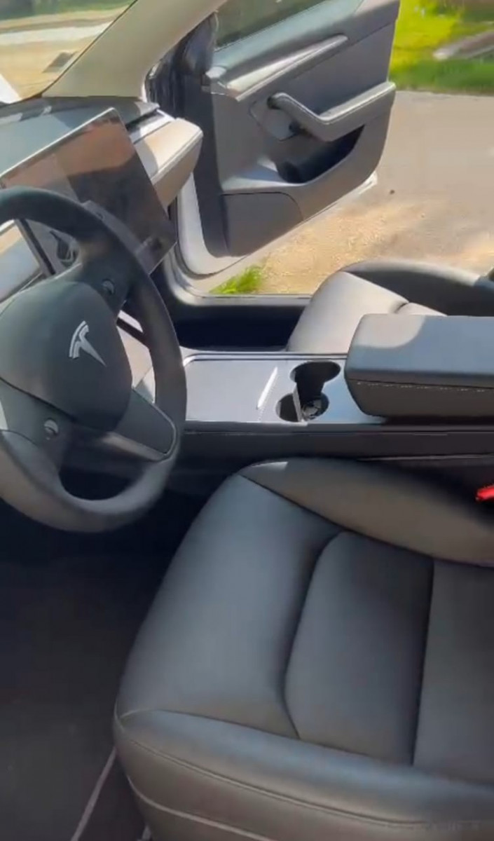 
                                                Voiture
                                                 Tout fait Tesla model 3 SR+