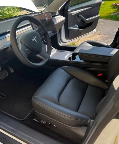 
                                                Voiture
                                                 Tout fait Tesla model 3 SR+