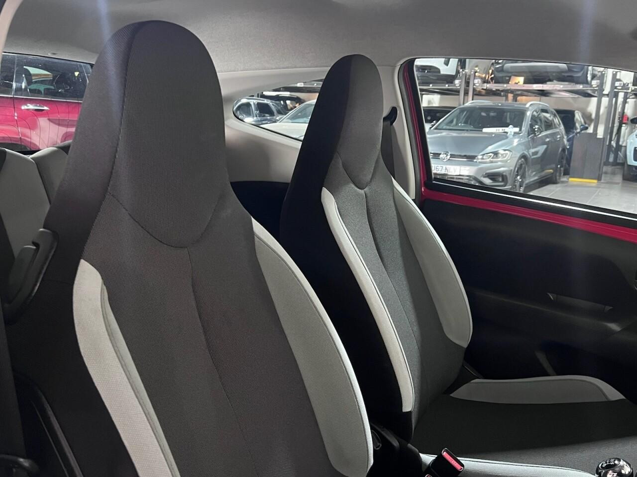 
                                                Voiture
                                                 Toyota Aygo 1.0 VVT-i x-play Hatchback 3dr Petrol Manual Euro 6 (68 ps)