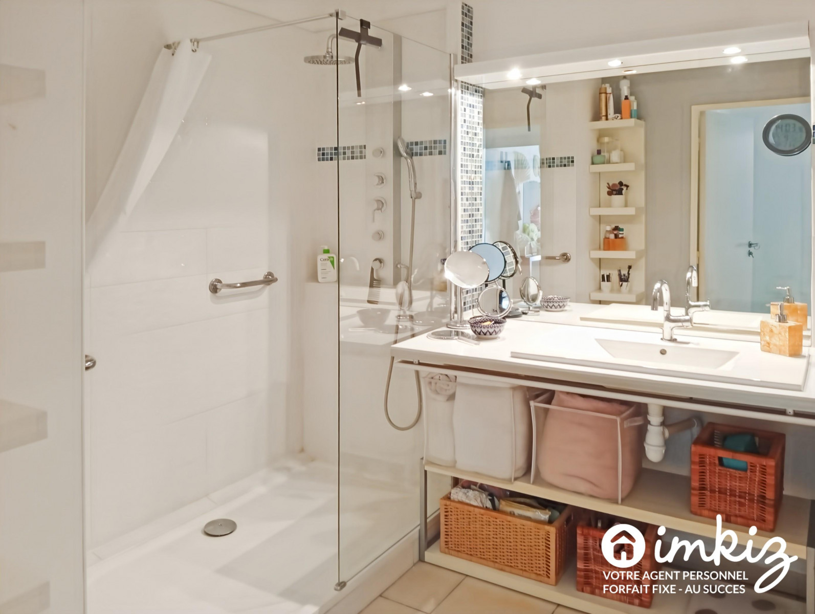 
                                                Vente
                                                 traversant, 2 terrasses, 1e haut sur rue