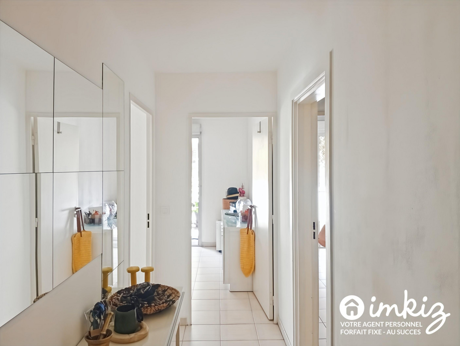 
                                                Vente
                                                 traversant, 2 terrasses, 1e haut sur rue