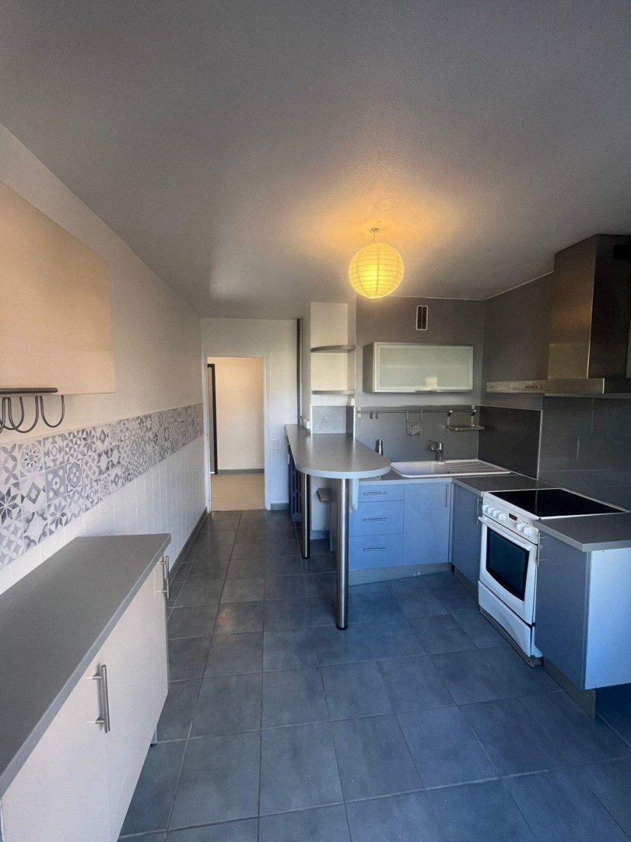 
                                                Location
                                                 Très beau 2 pièces avec balcon