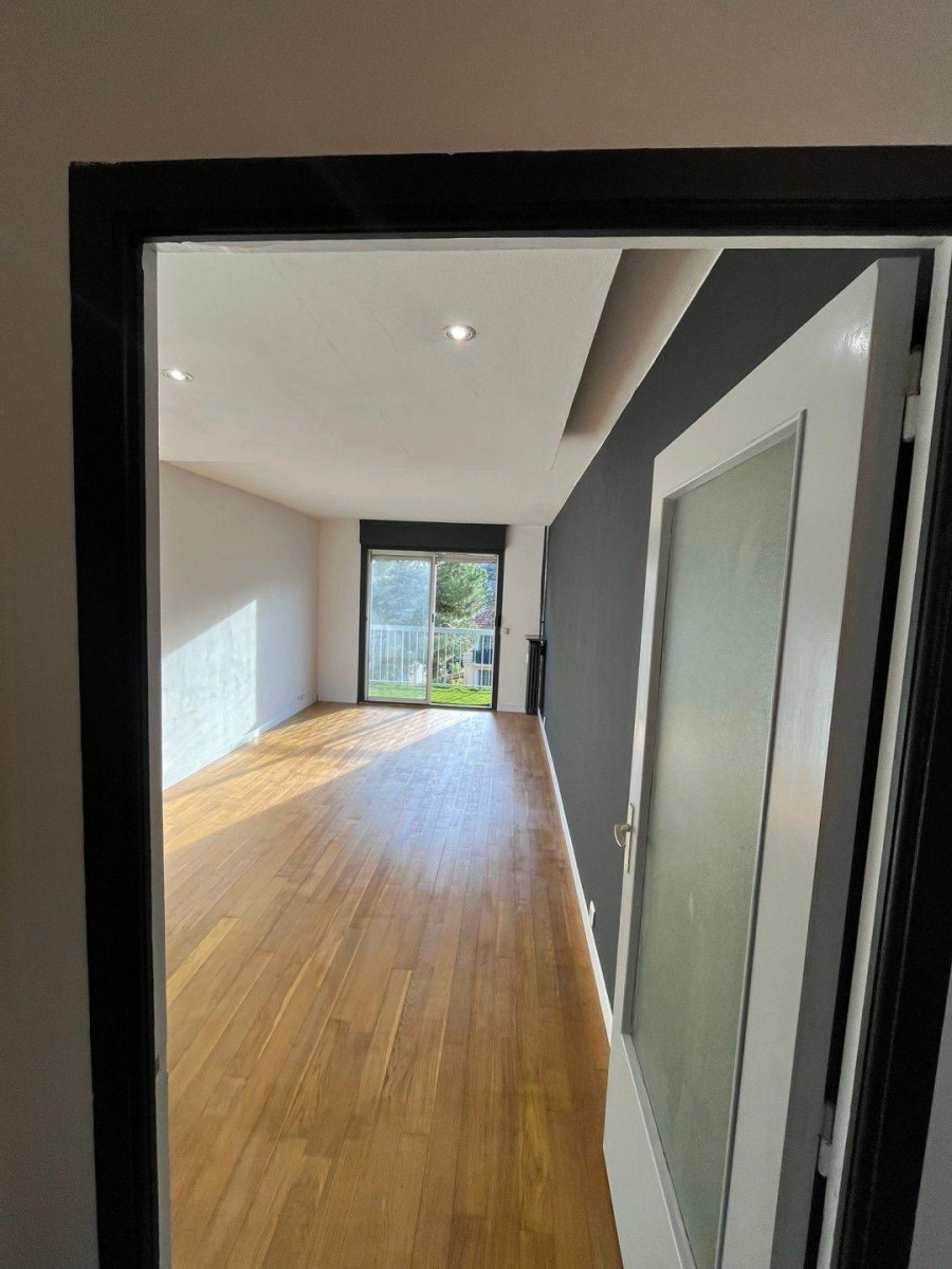 
                                                Location
                                                 Très beau 2 pièces avec balcon