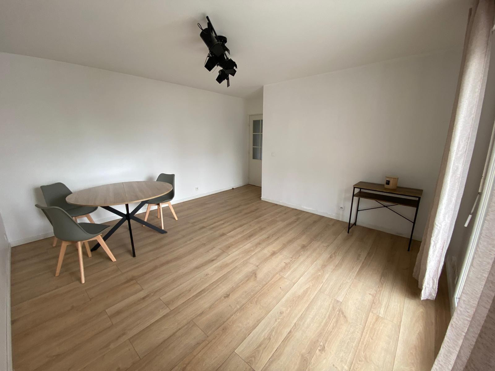 
                                                Location
                                                 Tres beau 2P -2' RER A