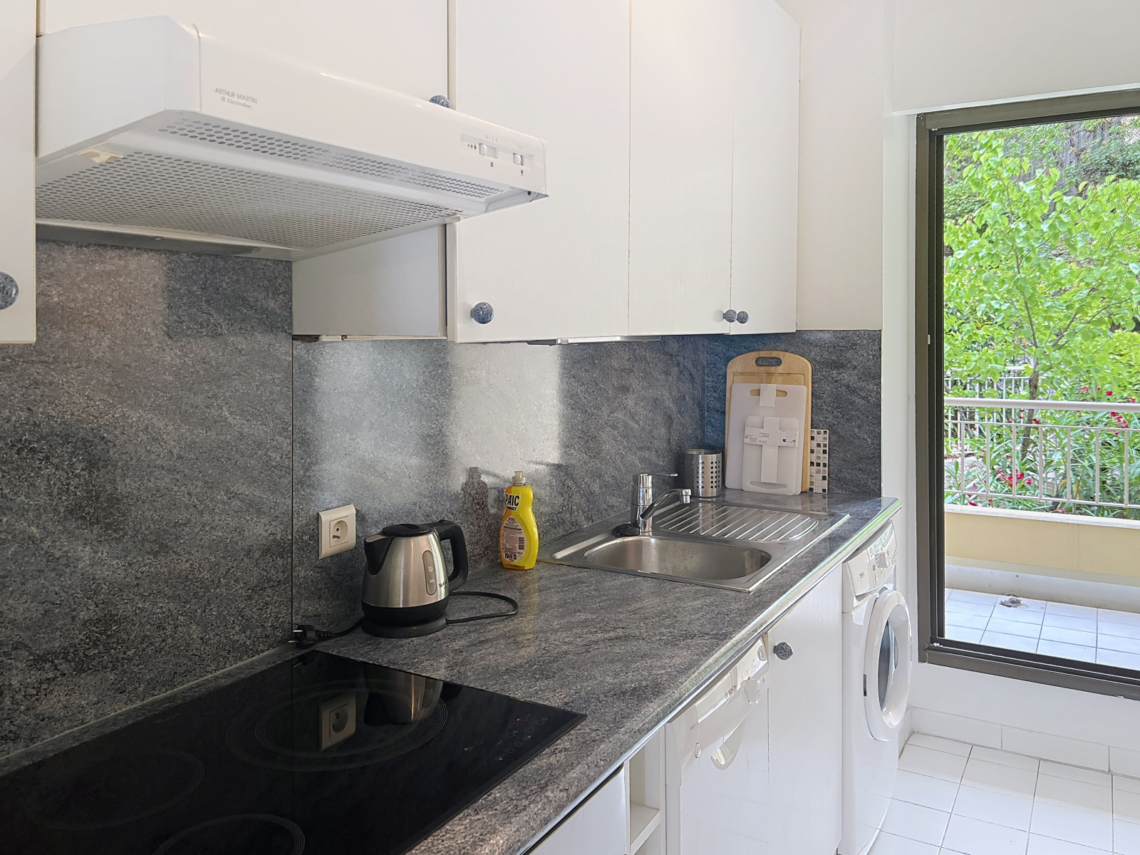 
                                                Location
                                                 Très beau 3 pièces meublé à Cimiez