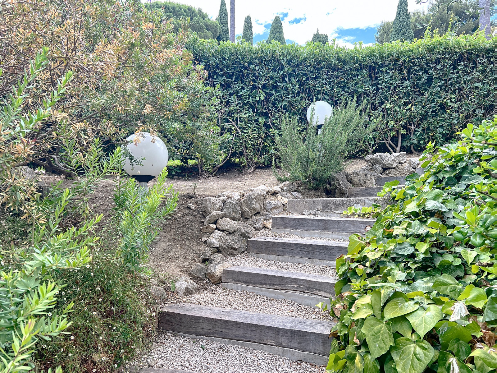
                                                Location
                                                 Très beau 3 pièces meublé à Cimiez