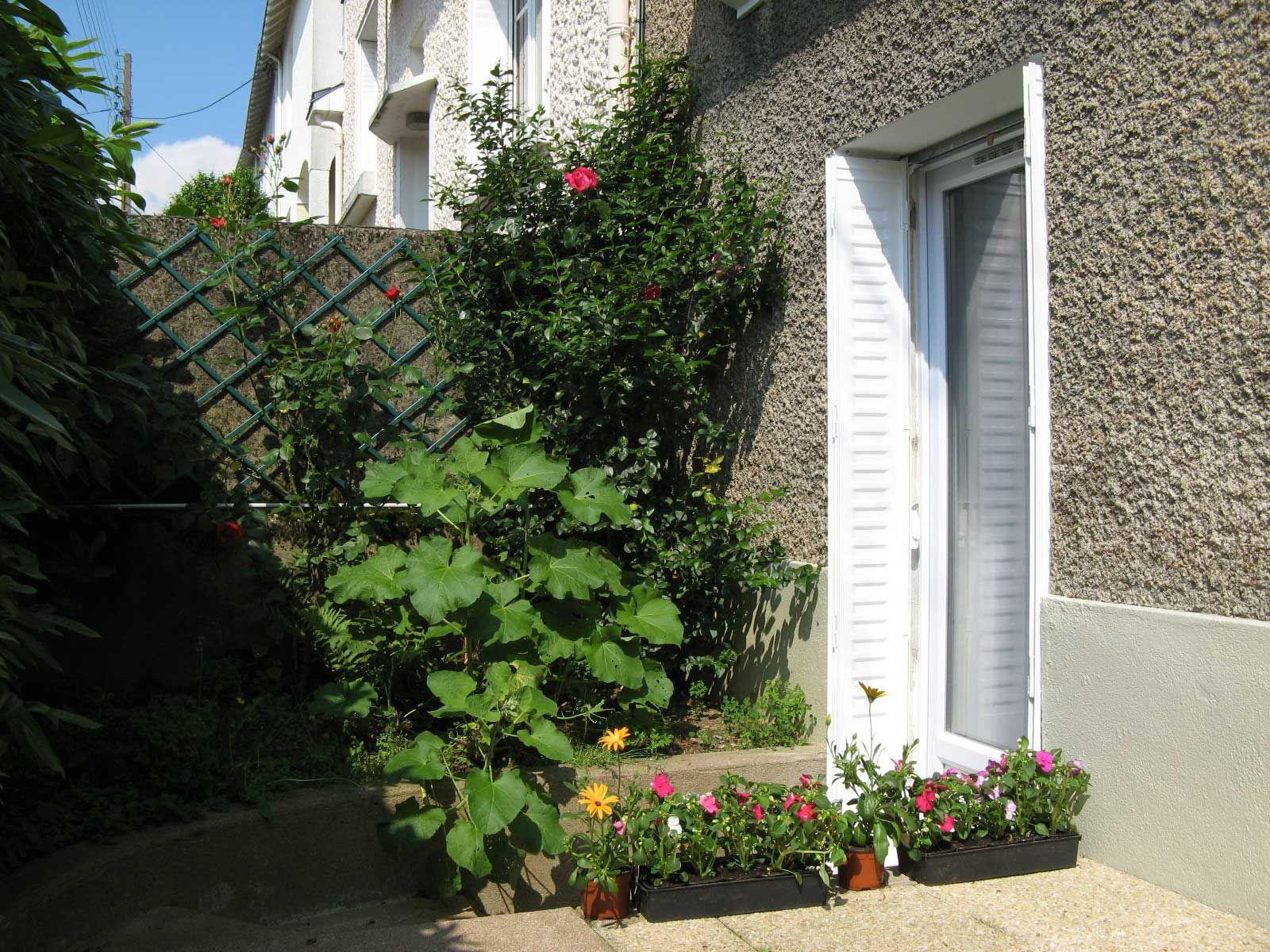 
                                                Location
                                                 TRES BEAU STUDIO