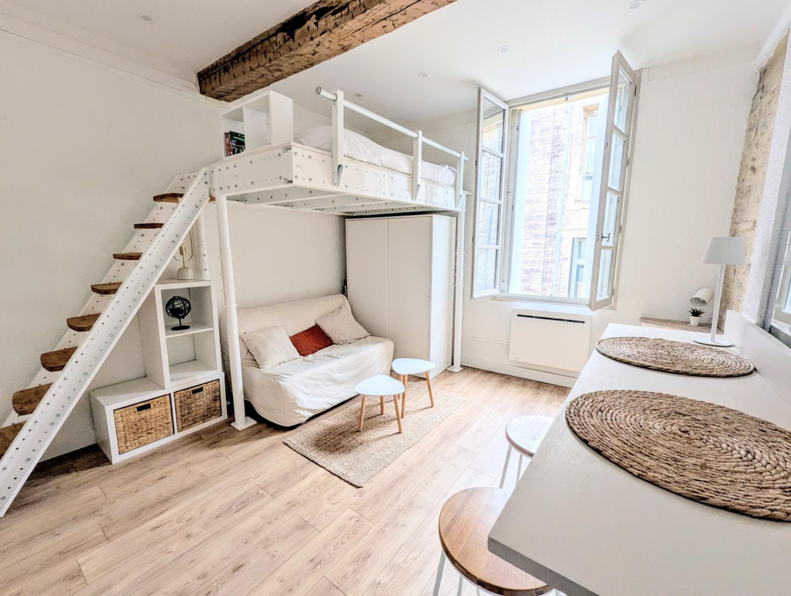
                                                Location
                                                 Très beau Studio meublé dans l'Ecusson