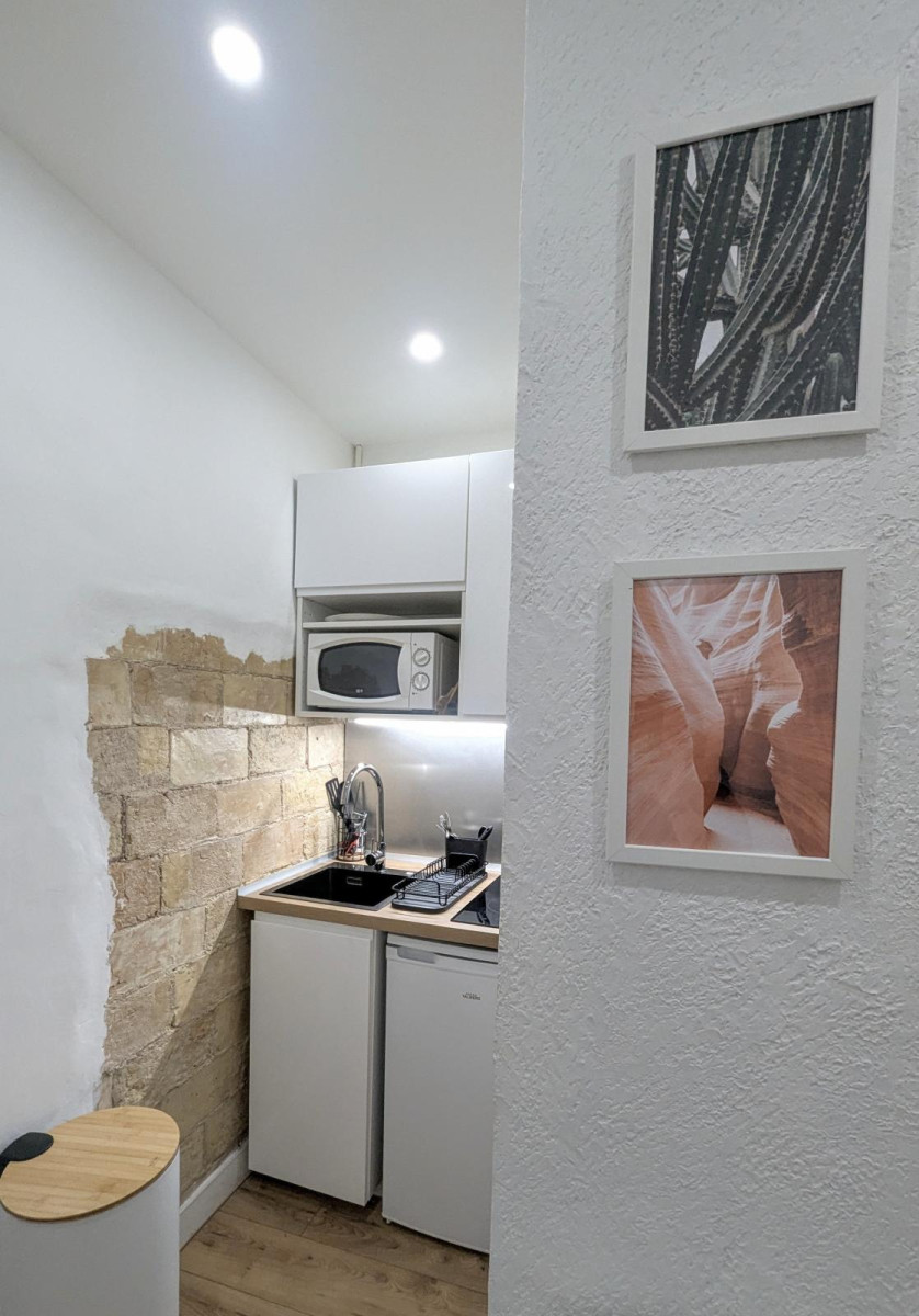 
                                                Location
                                                 Très beau Studio meublé dans l'Ecusson