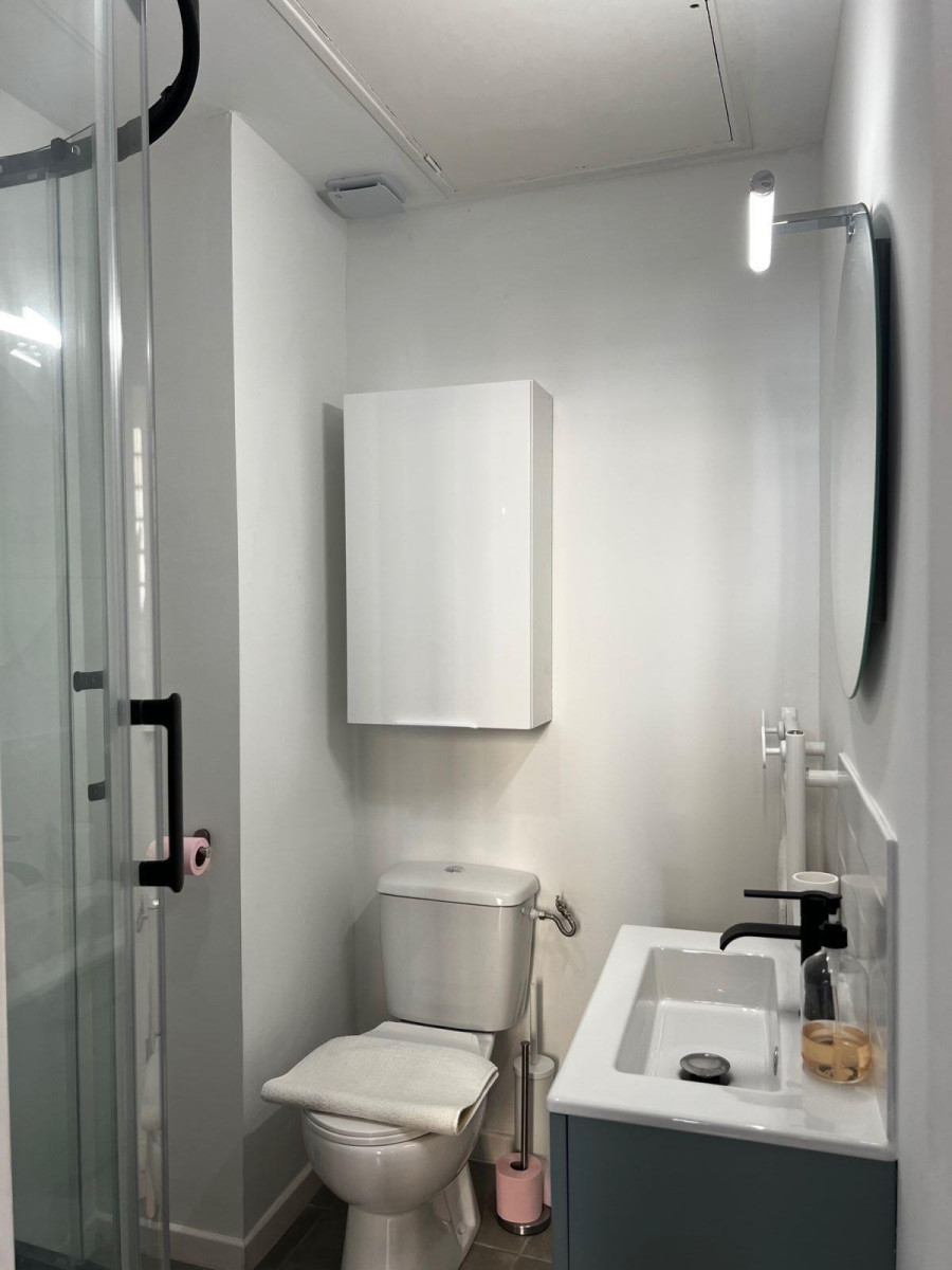 
                                                Location
                                                 Très beau studio rénové avec clim / lave linge Box