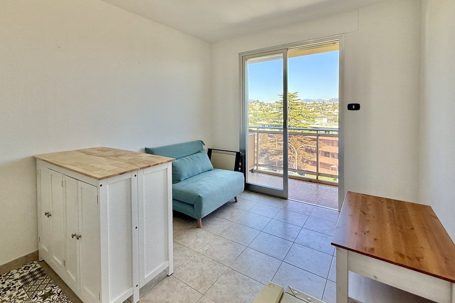 
                                                Location
                                                 Très beau studio rénové avec magnifique vue mer
