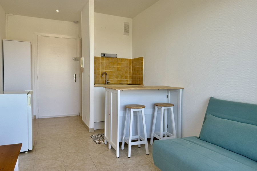 
                                                Location
                                                 Très beau studio rénové avec magnifique vue mer