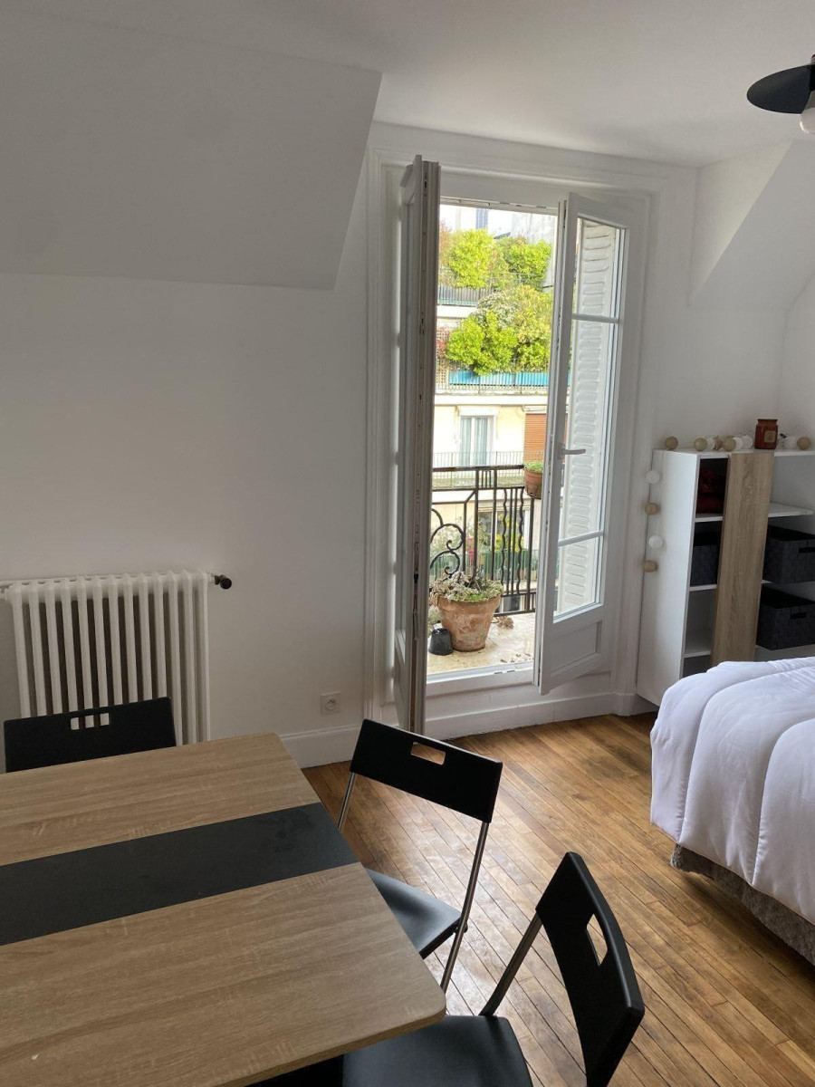 
                                                Location
                                                 Très beau studio spacieux et lumineux