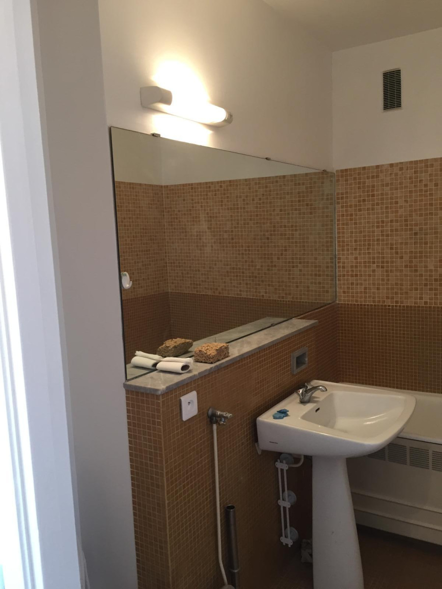 
                                                Location
                                                 Très beau studio vue sur les toits commerces métro