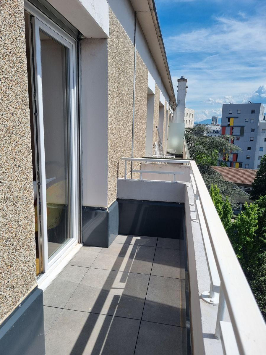 
                                                Location
                                                 Très beau T1 entièrement refait au dernier étage