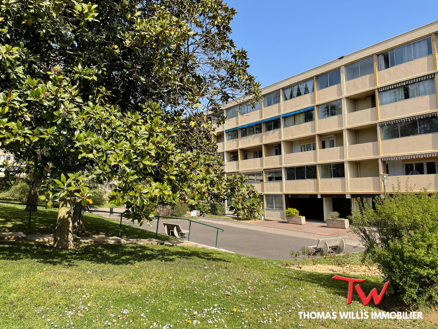 
                                                Vente
                                                 TRES BEL APPARTEMENT T3 90m2 ECULLY CENTRE