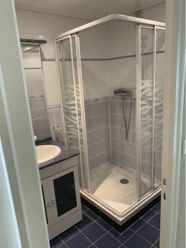 
                                                Location
                                                 Très bel appartement - Vue imprenable sur le lac