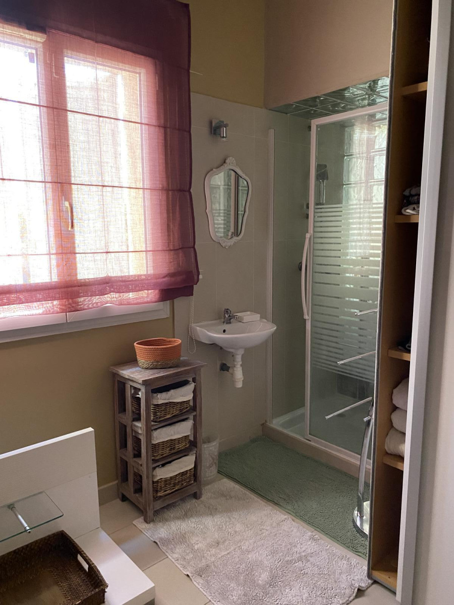 
                                                Colocation
                                                 Très belle et grande chambre meublée