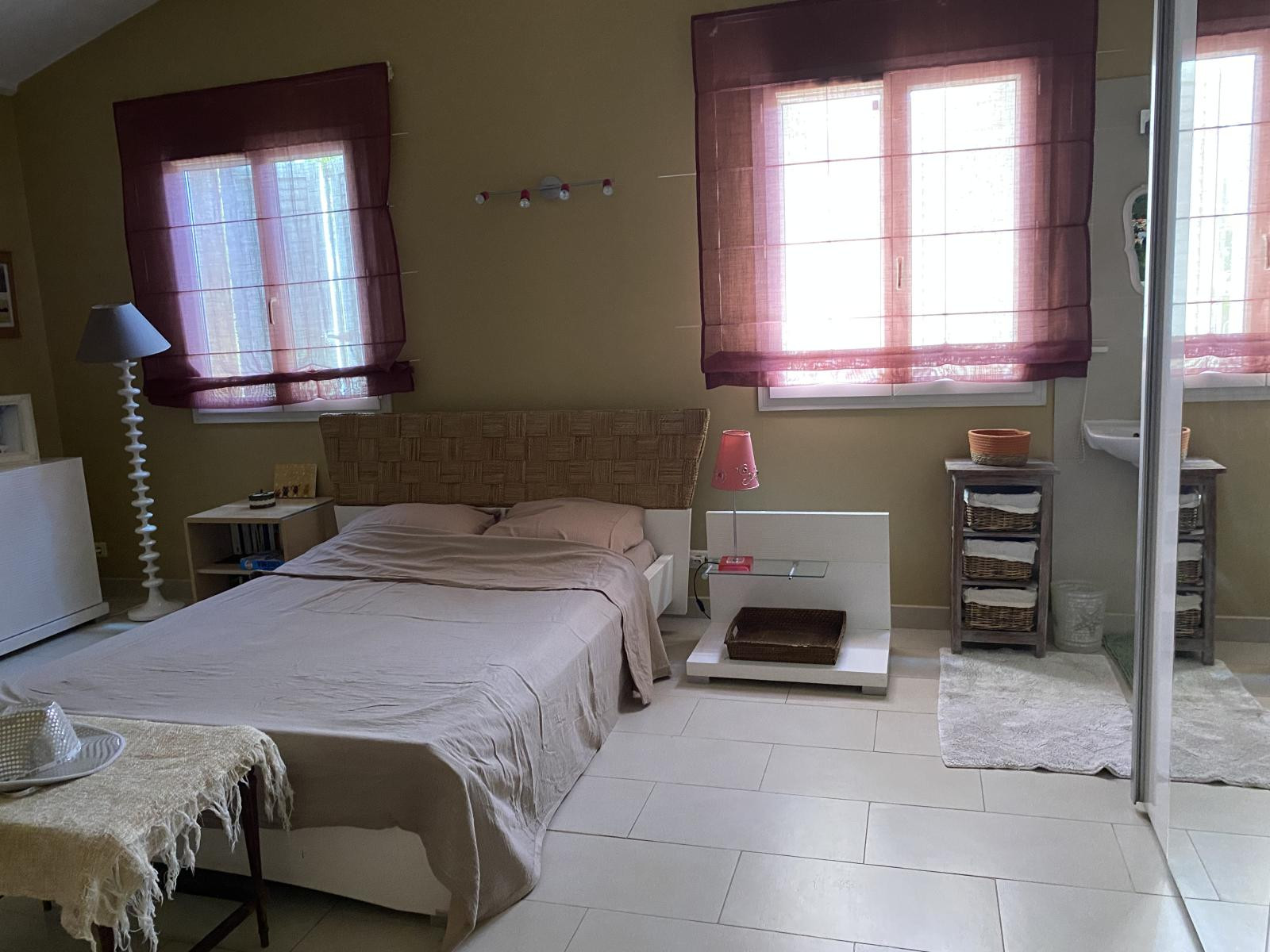 
                                                Colocation
                                                 Très belle et grande chambre meublée