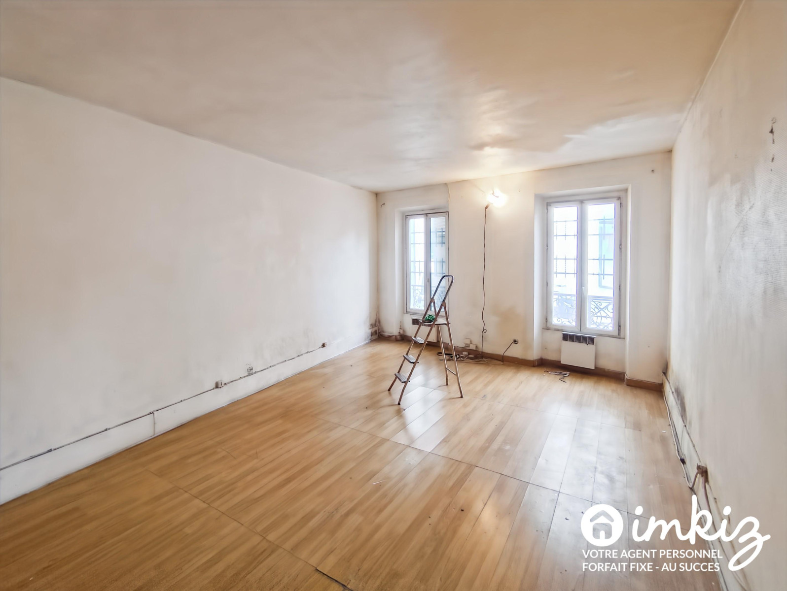 
                                                Vente
                                                 Très grand studio avec mezzanine idéalement situé