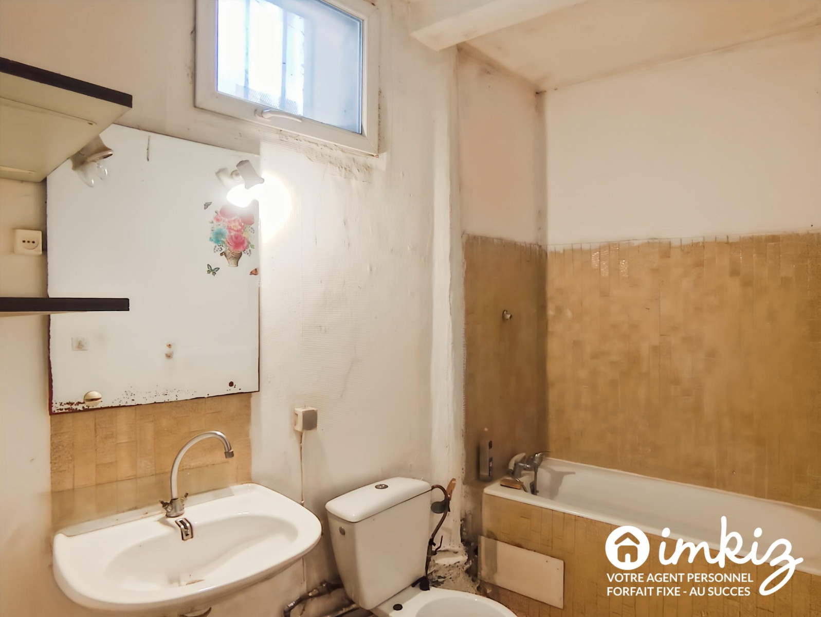 
                                                Vente
                                                 Très grand studio avec mezzanine idéalement situé