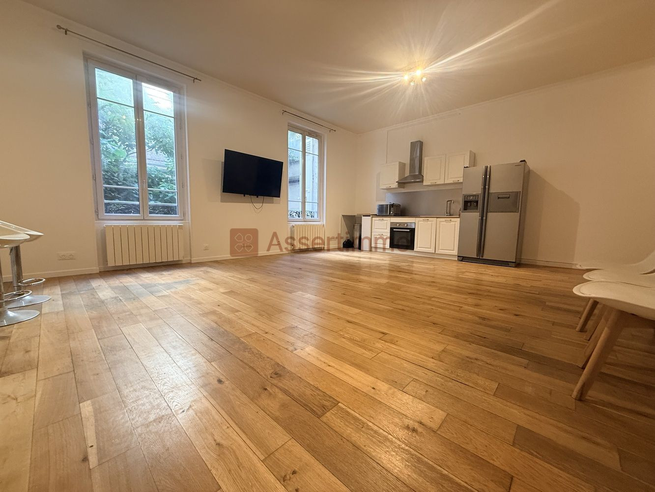 
                                                Location
                                                 Très grand studio de 43 m² au calme