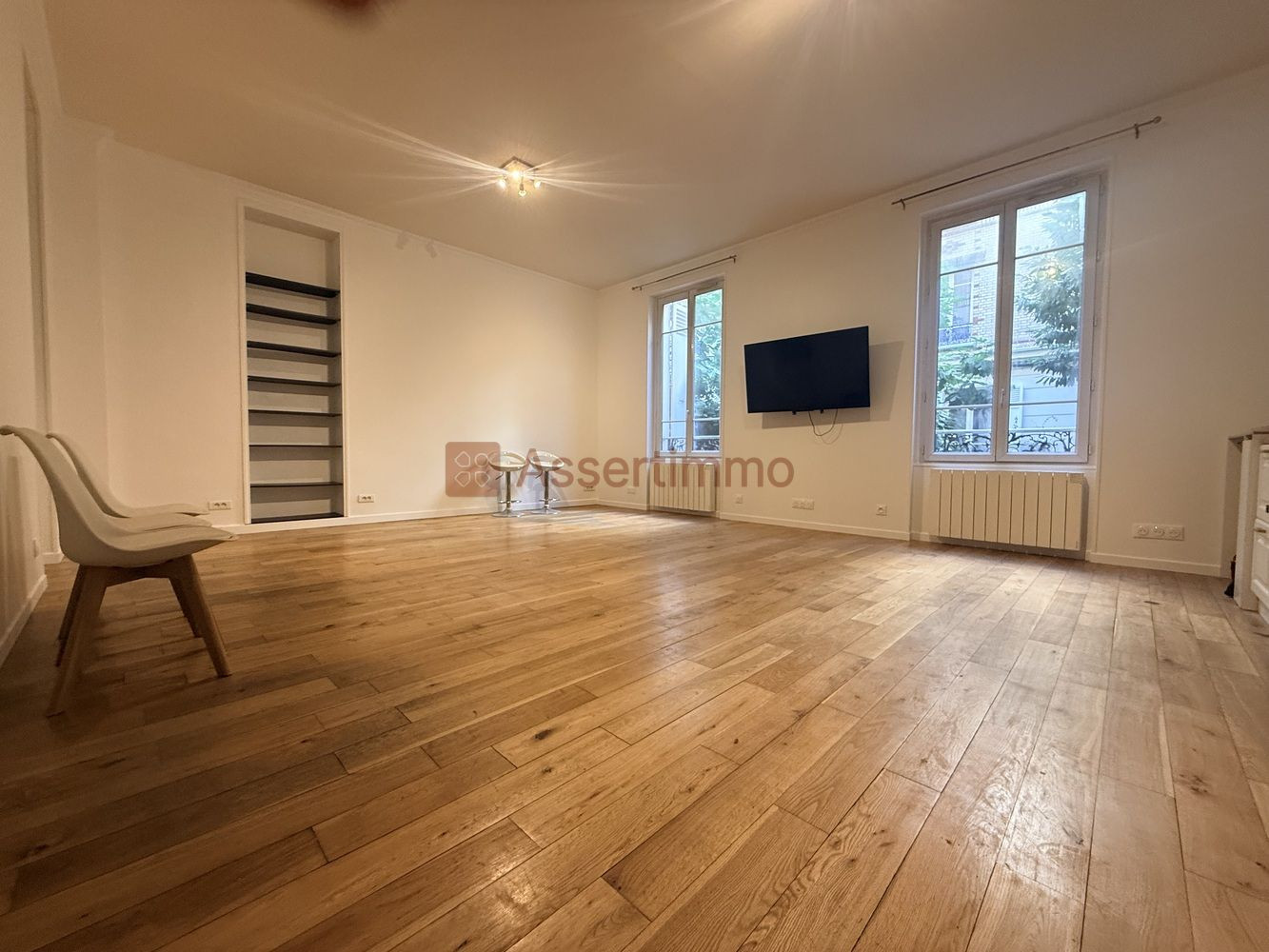 
                                                Location
                                                 Très grand studio de 43 m² au calme