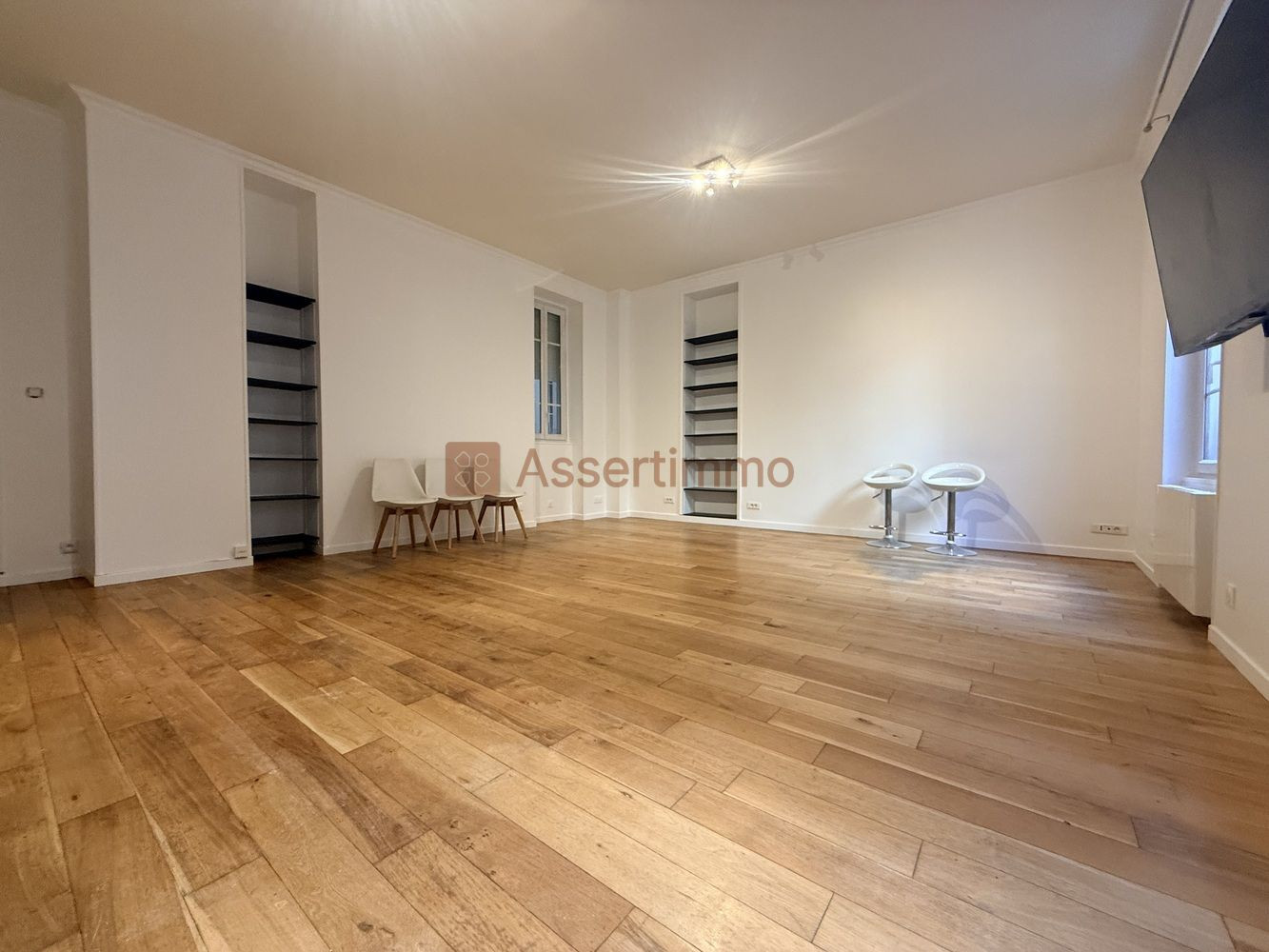 
                                                Location
                                                 Très grand studio de 43 m² au calme