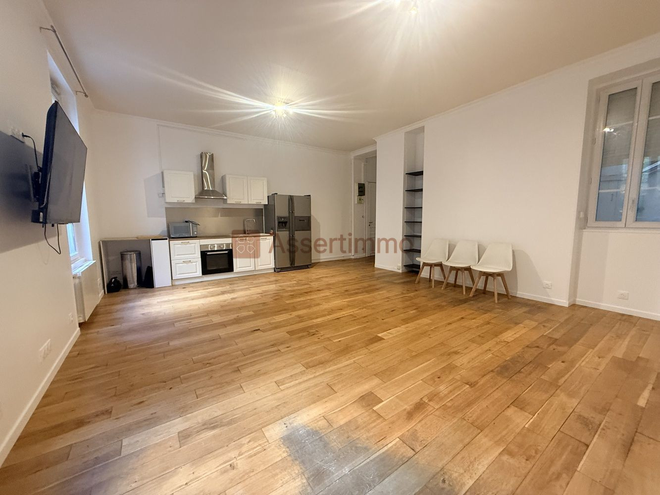 
                                                Location
                                                 Très grand studio de 43 m² au calme